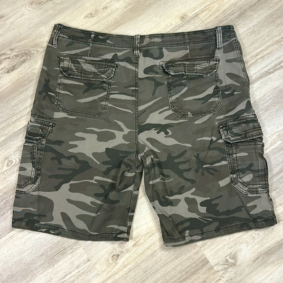 Men’s Unionbay Cotton Blend Gray Camouflage 6 Pocket 10” Utility Cargo Shorts 42 - Picture 2 of 10